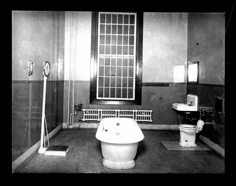 File:bathroom-2015-28 21 6d8049f143.jpg